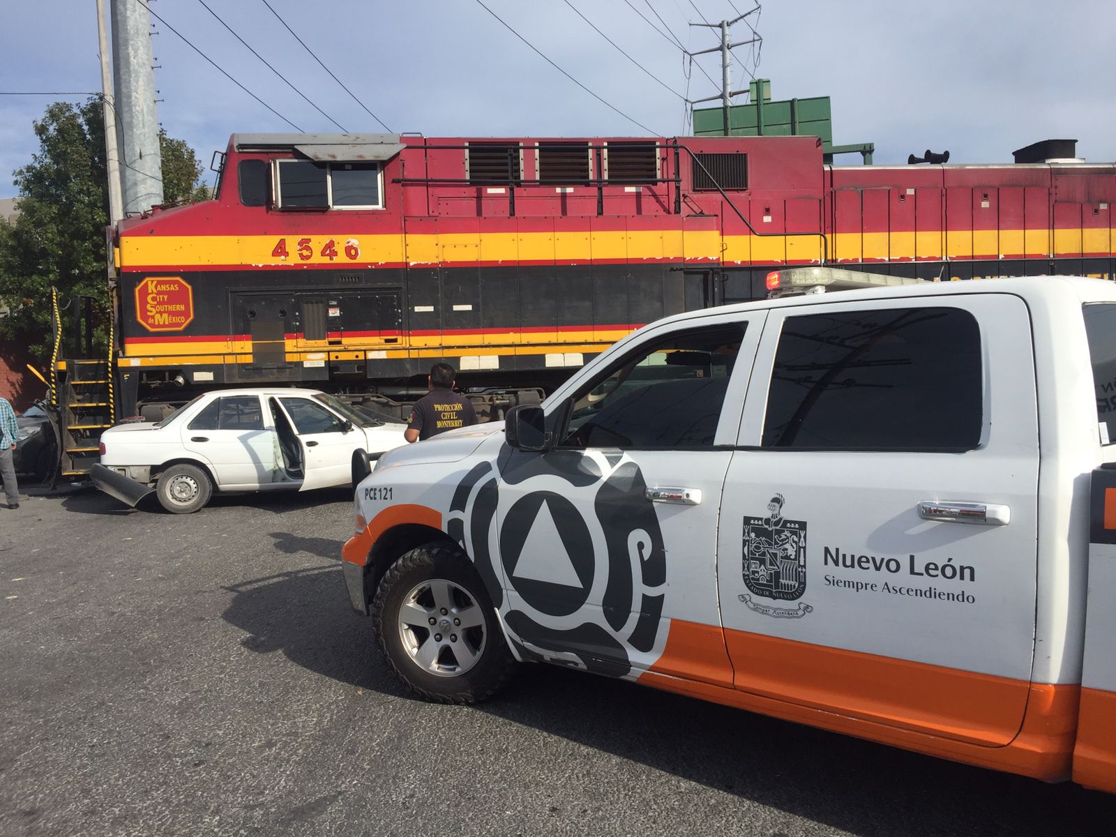 Conductor intenta ganarle el paso al tren y es embestido - Círculo ...