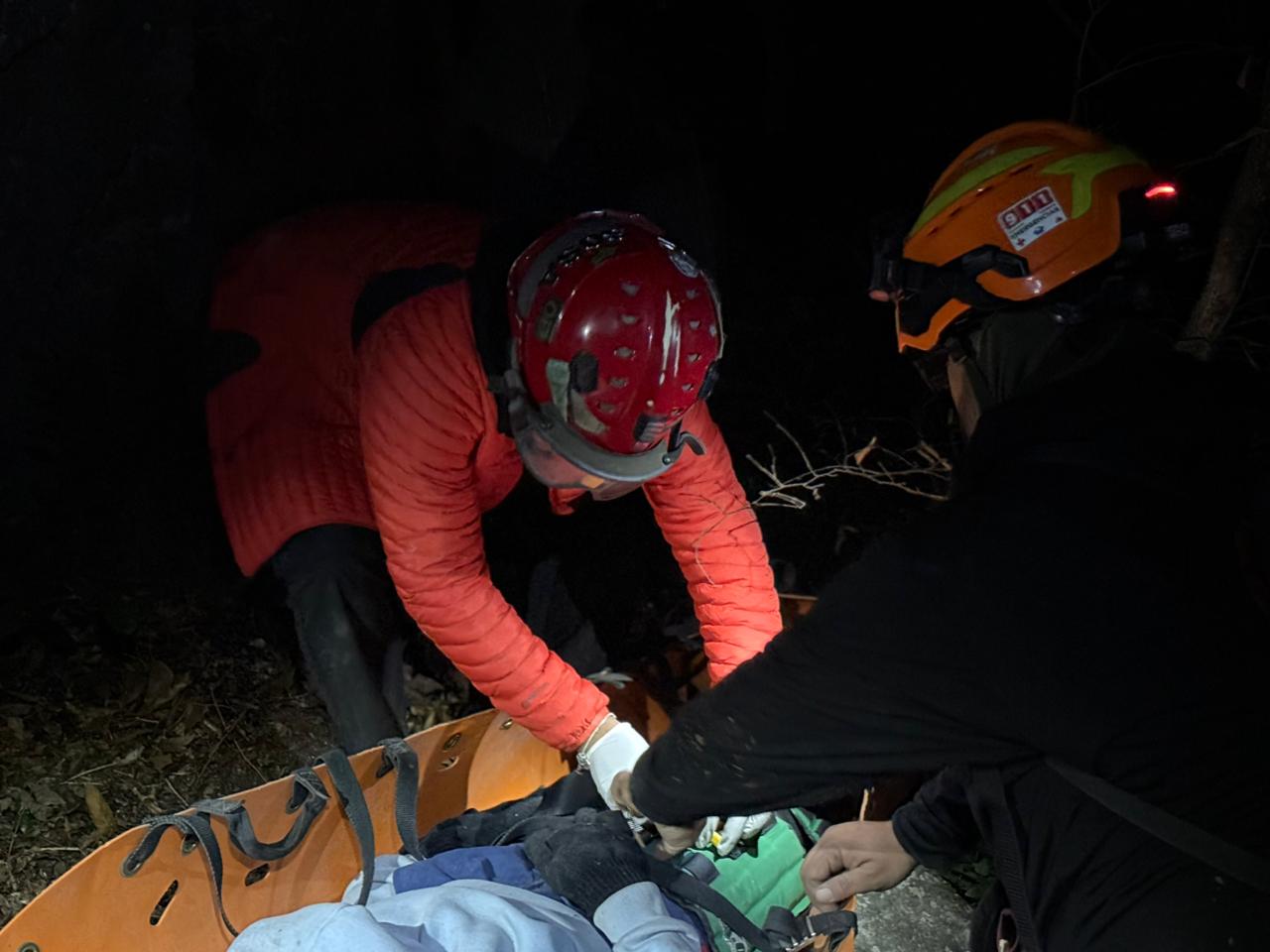Mantienen resguardo de joven lesionada en el cerro; rescate se ...