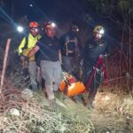 Rescatan a mujer lesionada tras caída en el Pico Horcones en La Huasteca