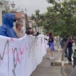 Feligreses cubren Catedral de Monterrey con lonas durante marcha del 8M