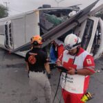 Conductor pierde la vida tras volcadura de camión de personal en Escobedo
