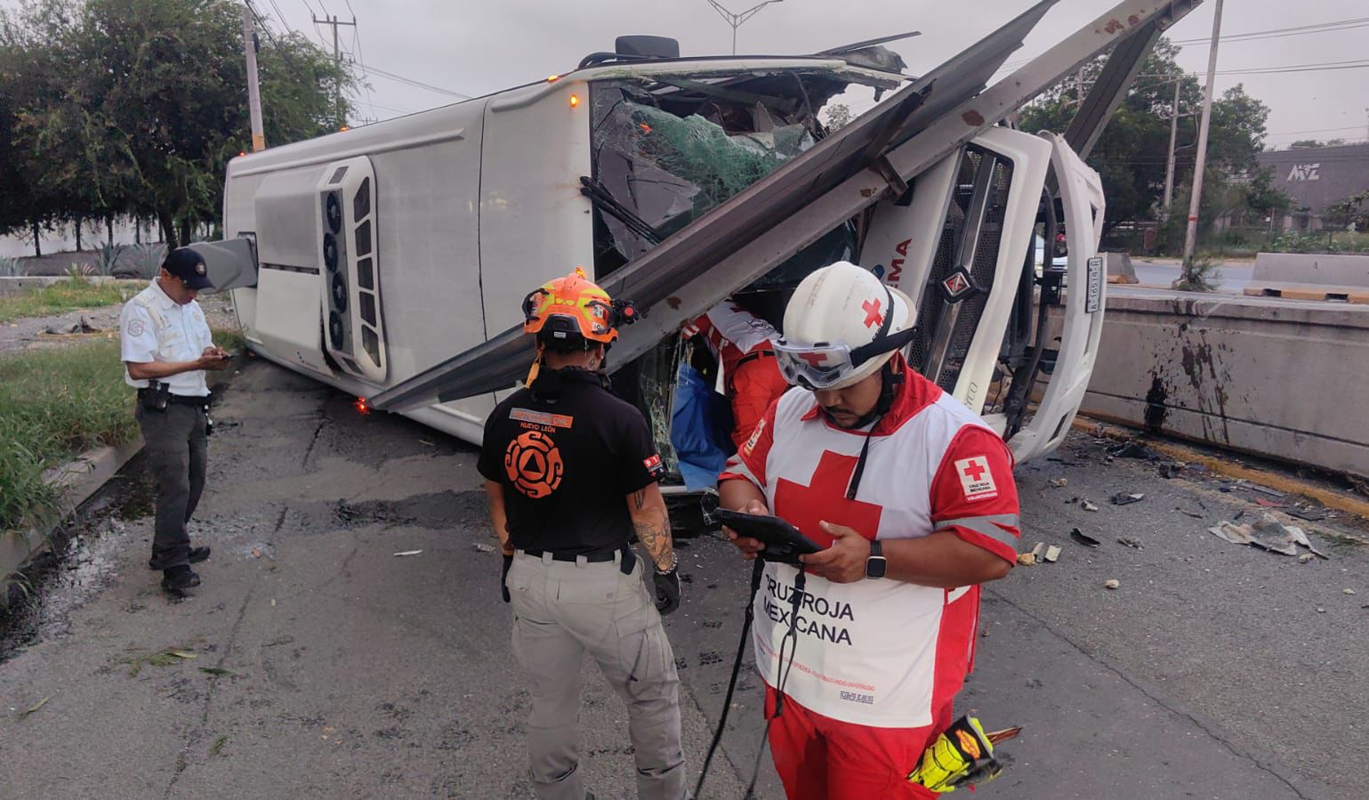 Conductor pierde la vida tras volcadura de camión de personal en ...