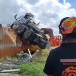 Vuelca tractocamión en puente de Interpuerto; derriba postes y cables de alta tensión