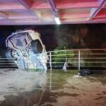 Vehículo cae tres niveles en estacionamiento de San Pedro; hay un lesionado