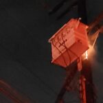 Incendio en poste moviliza a cuerpos de emergencia en el Centro de Monterrey