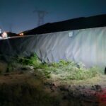 Vuelca tráiler en García; conductor resulta ileso