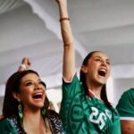 Sheinbaum y aficionados festejan el primer gol del Tri