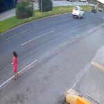 Joven rescata a niña que caminaba sobre la Carretera Nacional