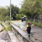 Reanudan búsqueda de adolescente arrastrado por corriente en Monterrey