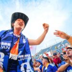 La afición japonesa llena de color y entusiasmo el Estadio Monterrey