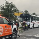 Camión urbano se impacta contra árboles y poste en Guadalupe; evacúan a 38 pasajeros