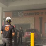 Incendio en restaurante provoca evacuación de más de mil personas en plaza comercial de Monterrey