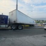 Tracto camión queda atorado en curva y provoca afectación vial en Monterrey