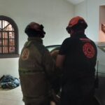Rescatan a perro atrapado en reja de domicilio en Monterrey