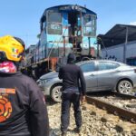 Tren impacta vehículo en San Nicolás; conductor resulta ileso