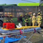 Autobús fuera de control provoca carambola y deja 12 heridos en el Centro de Monterrey