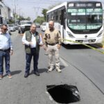 Fuga subterránea de drenaje sanitario provoca socavón en avenida 