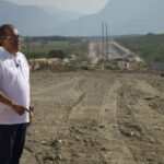 Exhibe Mijes fracaso de Samuelandia; lleva nuevo monumento a la Interserrana