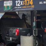 Camioneta irrumpe en tienda de conveniencia en San Nicolás; deja tres lesionados