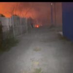 Incendio arrasa con vehículos en lote de autos en Apodaca