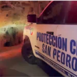 Cae auto tesla a barranco en San Pedro; conductor resulta con lesiones leves