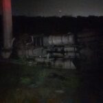 Vuelca camión en Salinas Victoria y termina impactado contra estructura de CFE