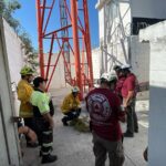 Rescatan a hombre que amenazaba con lanzarse desde antena en García, Nuevo León