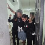 Policías de Monterrey brindan apoyo a joven lesionada tras una caída