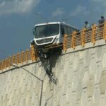 Camión de transporte de personal queda a punto de caer de puente en García