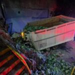 Camión cargado de repollo se impacta contra muro en Monterrey
