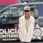 Detienen a hombre cuando presuntamente robaba tapones de rines en Monterrey
