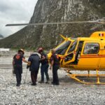 Evacúan por aire a adulto mayor tras quedar incomunicado en La Huasteca