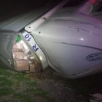 Vuelca tráiler de paquetería en la autopista a Saltillo, en Santa Catarina