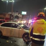 Vuelca vehículo en puente de Fidel Velázquez en Monterrey y derriba barrera metálica