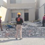 Trabajador resulta lesionado al caerle una losa durante demolición en Escobedo