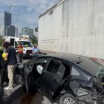 Choque entre tráiler y automóvil moviliza a cuerpos de auxilio en Monterrey
