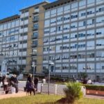 Papa León XIV presenta evolución postoperatoria favorable; ya camina por su habitación
