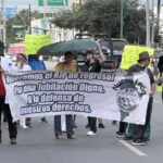 Personal del IMSS bloquea Avenida Lincoln; denuncia falta de medicamentos e insumos