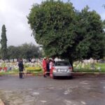 Encuentran a hombre sin vida dentro de un auto en panteón de Monterrey
