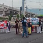 Trabajadores del IMSS mantienen protestas y bloquean vialidades en Monterrey