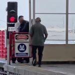 Auxilian usuarios y trabajadores del Metro a hombre en estación Félix U. Gómez